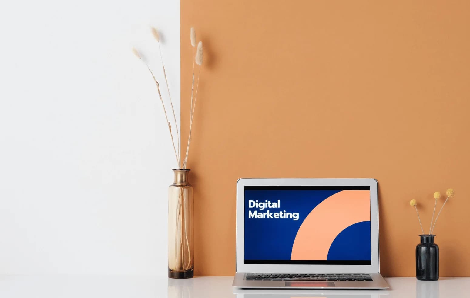 Laptop mit einer Google Ads-Kampagnenübersicht, auf der Budget und Kosten pro Klick sichtbar sind.